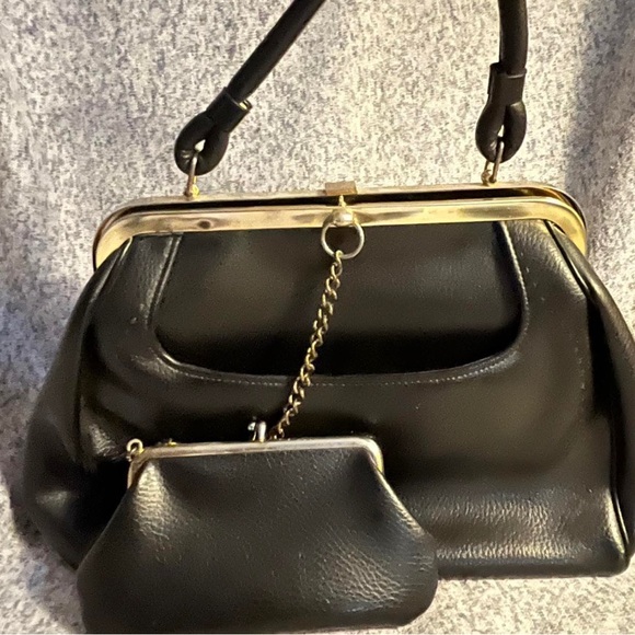 Beautiful vintage purse with coin purse attached by chain. - Picture 1 of 4
